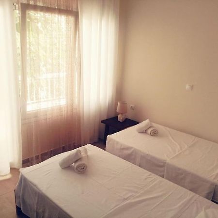 3 Room Apartment By The Beach - Free Parking Переа Экстерьер фото